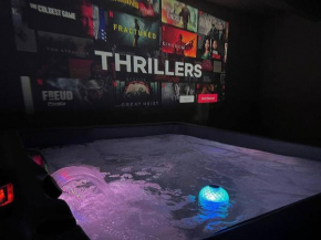 4 bedroom w/ private jacuzzi theater room: Houston